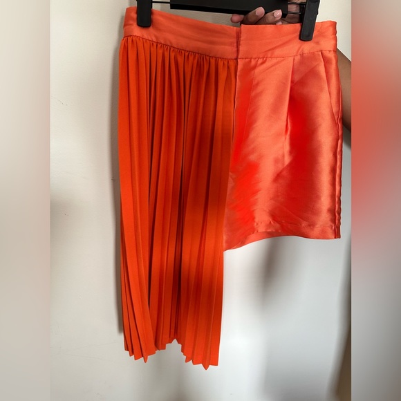 high-waisted half tapered half pleated shorts in orange - Picture 3 of 3
